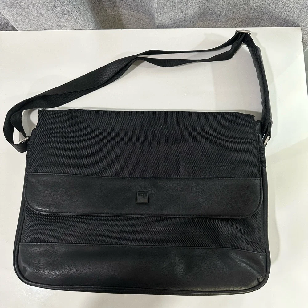 Pt laptop black briefcase with pockets.